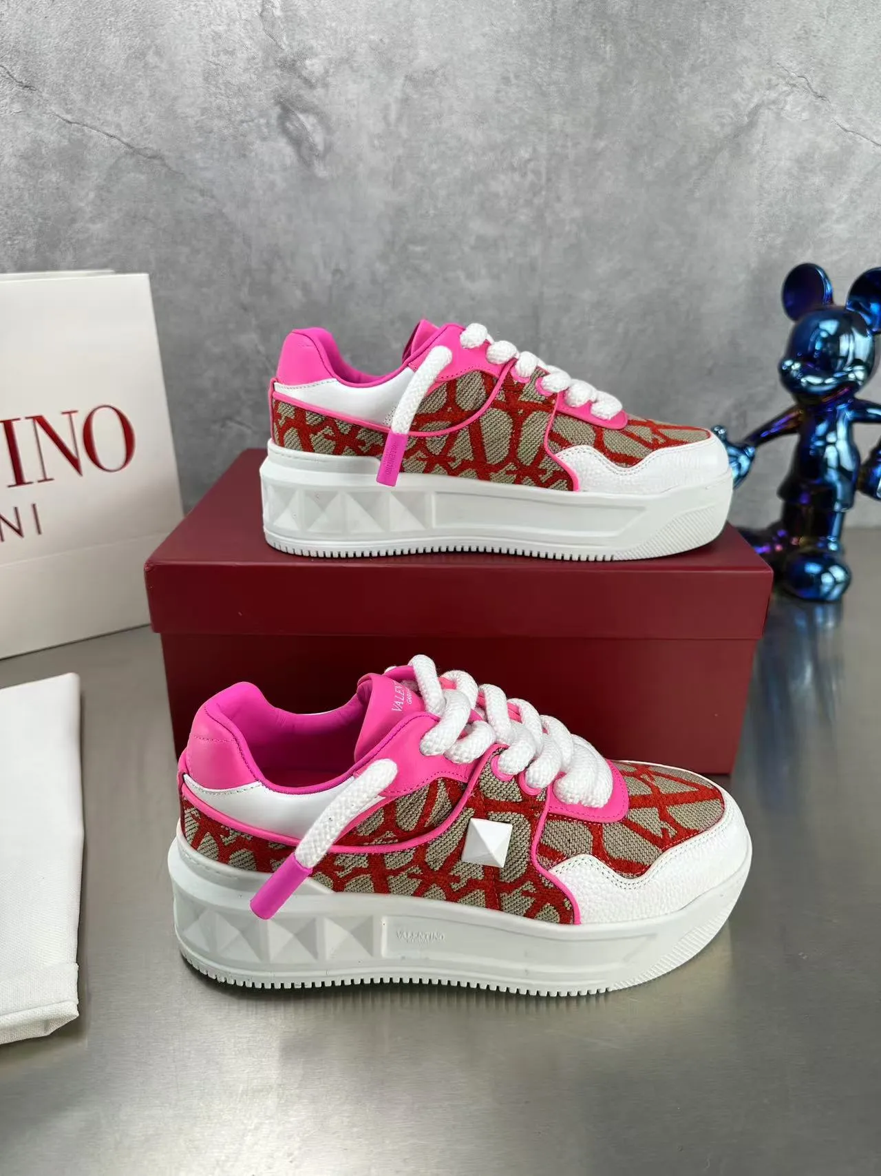 👟👟Ex-factory price 640👟👟 🔺Valentino🔺Valentino new casual shoes 2023 latest model hot style for catwalk couples, thick shoelaces, the same style as Elsa Hosk, Zhang Yixing, Guan Xiaotong and many other stars 🔥 Top version + lasting process, full oil edge on the upper. Fabric: Customized cowhide + cowhide lining with breathable mesh. Outsole: original molded TPU thickened outsole. Size for women is 35-40. Men’s size is 39-45.